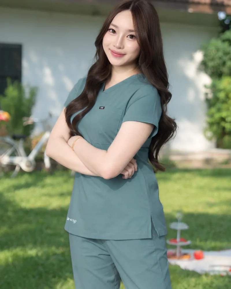 ชุดสครับ Hello Kitty In the Garden สี Clover Care